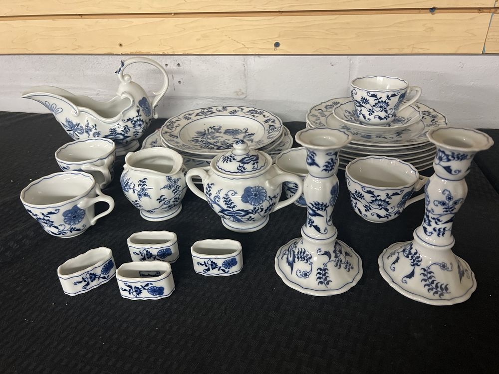 Lot 225: Blue Danbue Porcelian "Japan"