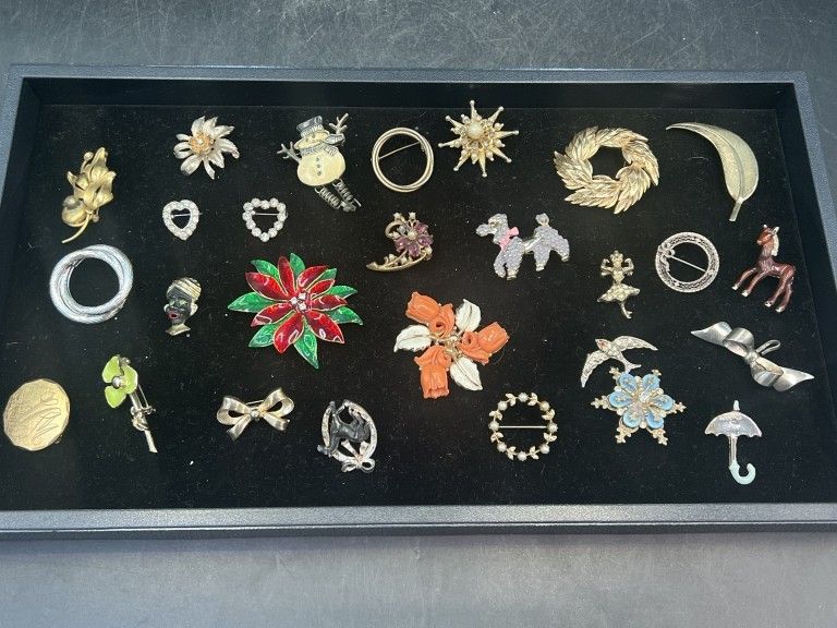 Lot 273: Vintage Brooches