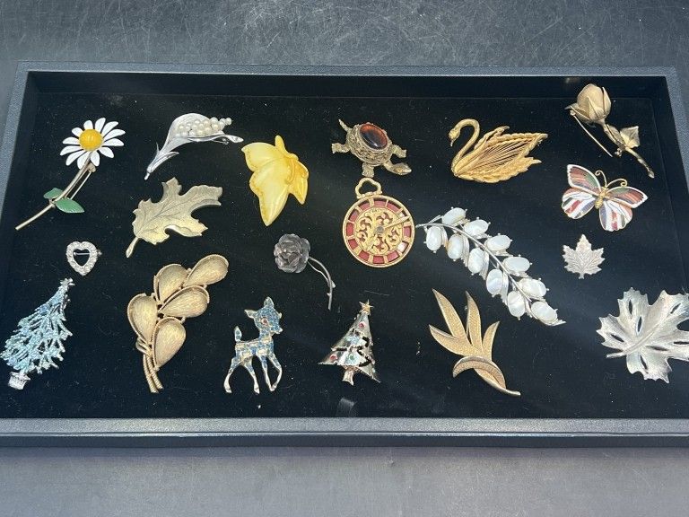 Lot 274: Vintage Brooches