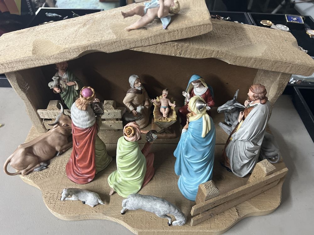 Lot 287: Danbury Mint Nativity Set