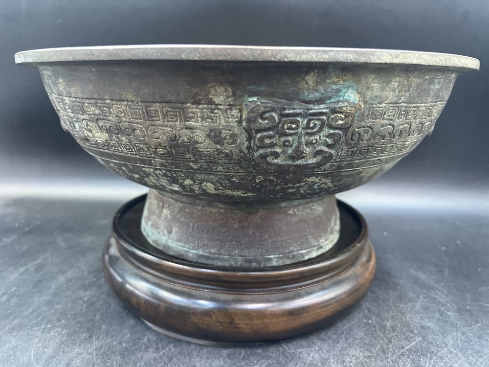 Lot 299: Early Chinese Archaic Bronze Vessel