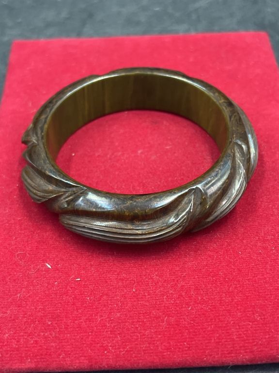 Lot 151: Vintage Bakelite Bangle
