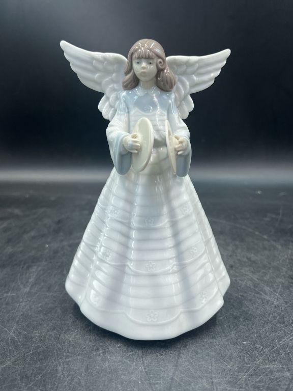 Lot 158: Lladro Angel Cymbalist