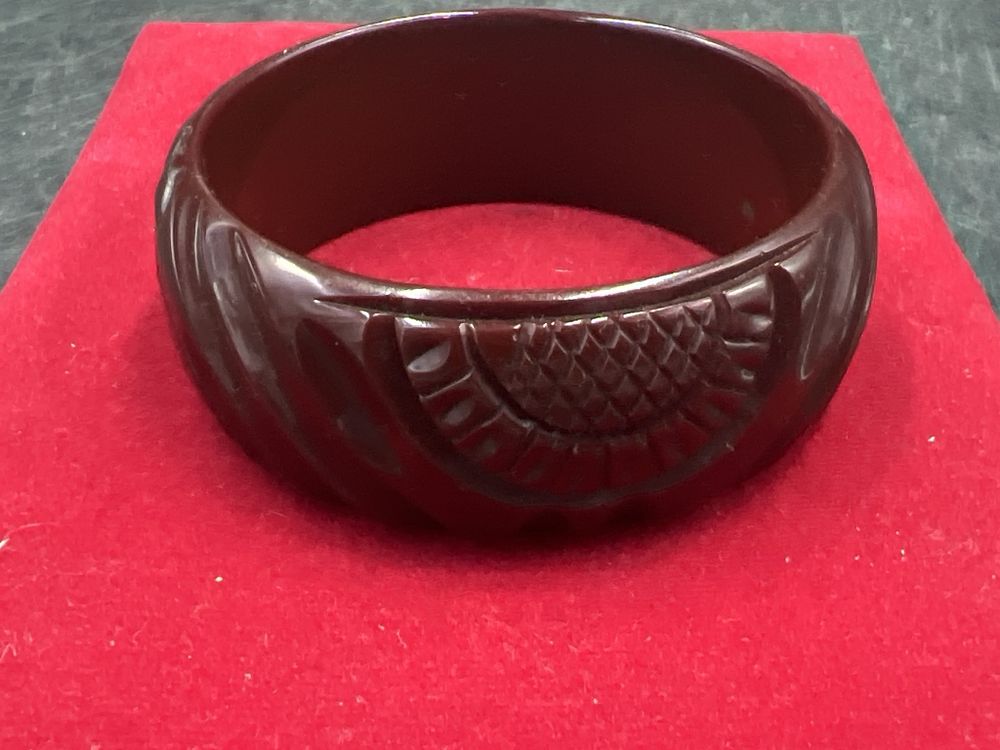 Lot 190: Vintage Mid Century Bakelite Bangle Bracelet