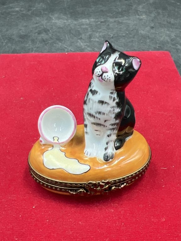 Lot 208: Limoge Trinket Box