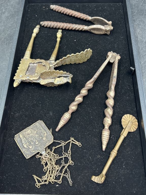 Lot 212: Vintage Brass items