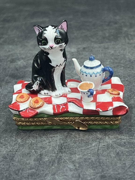 Lot 282: Limoge Trinket Box