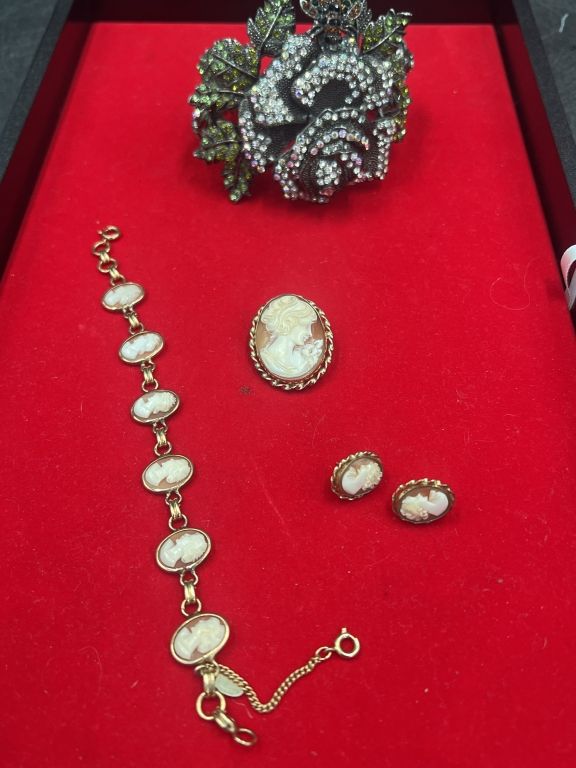 Lot 169: Vintage Jewelry