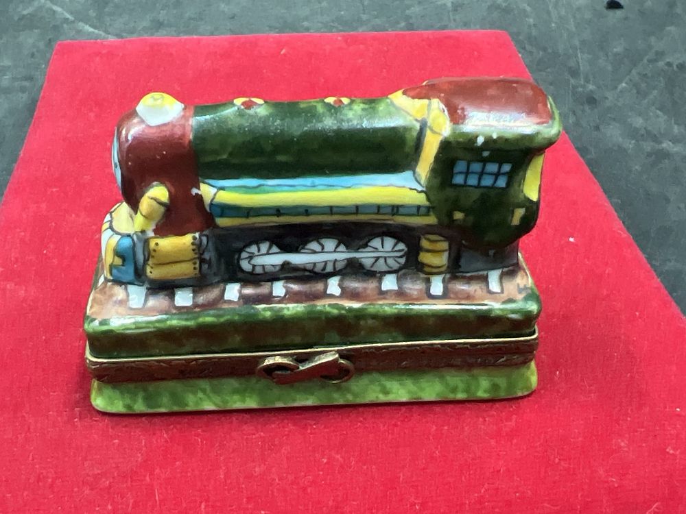 Lot 171: Limoge Trinket Box