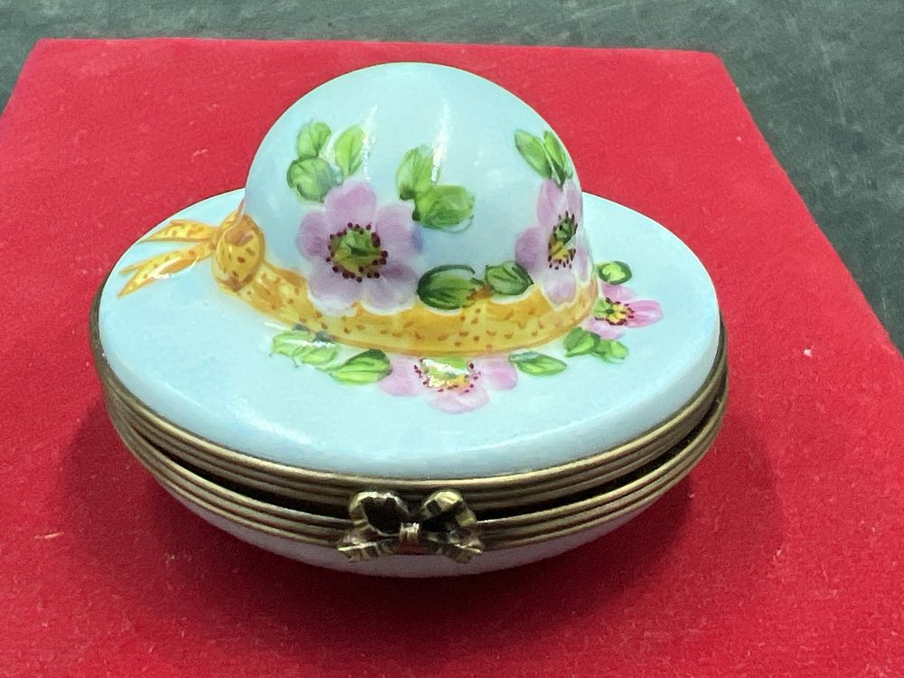 Lot 198: Limoge Trinket Box