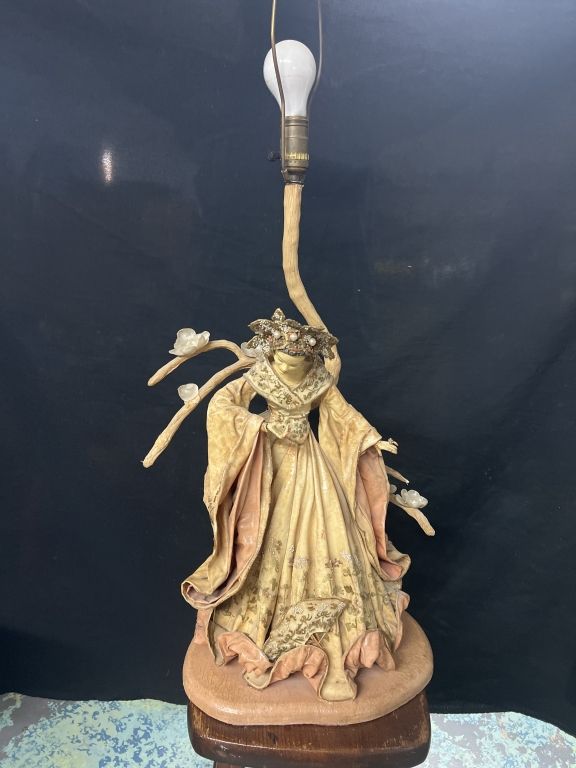 Lot 200: Vintage Paper Mache Figurine Lamp