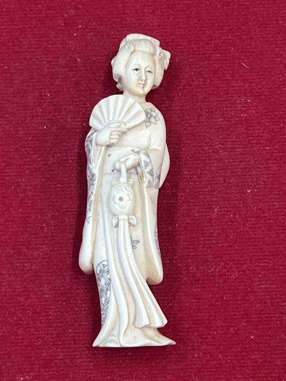 Lot 203: Carved Japanese Okimono Geisha