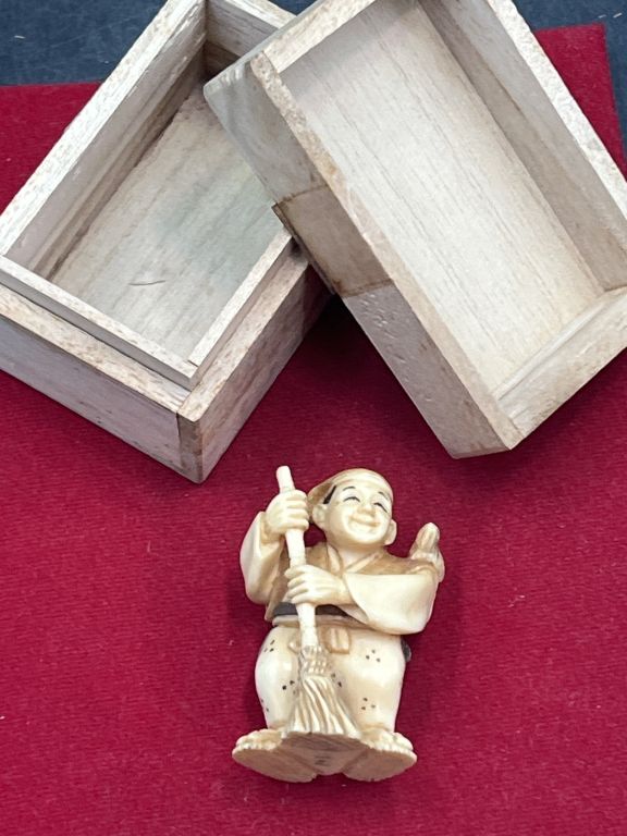 Lot 213: Vintage Carved Netsuke in Original Box
