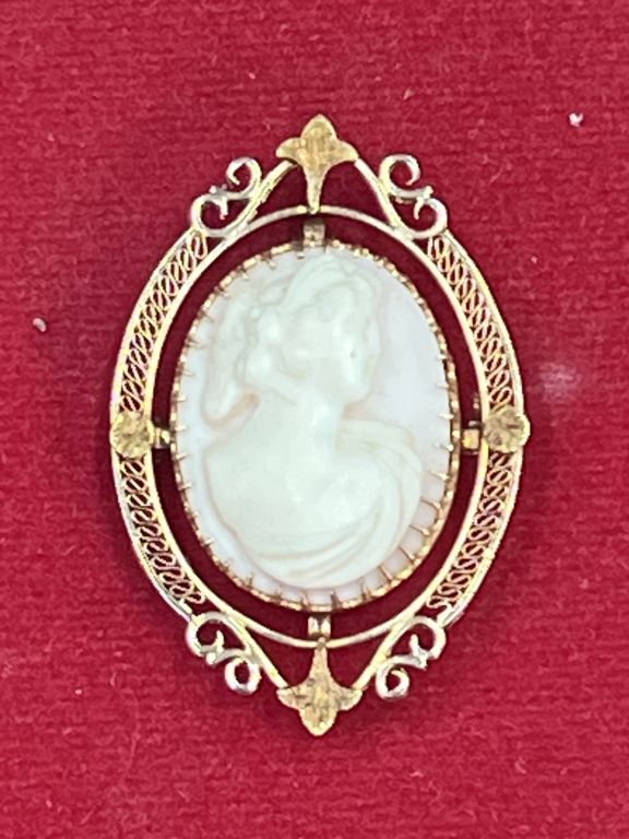 Lot 244: Vintage 10kt Gold Cameo