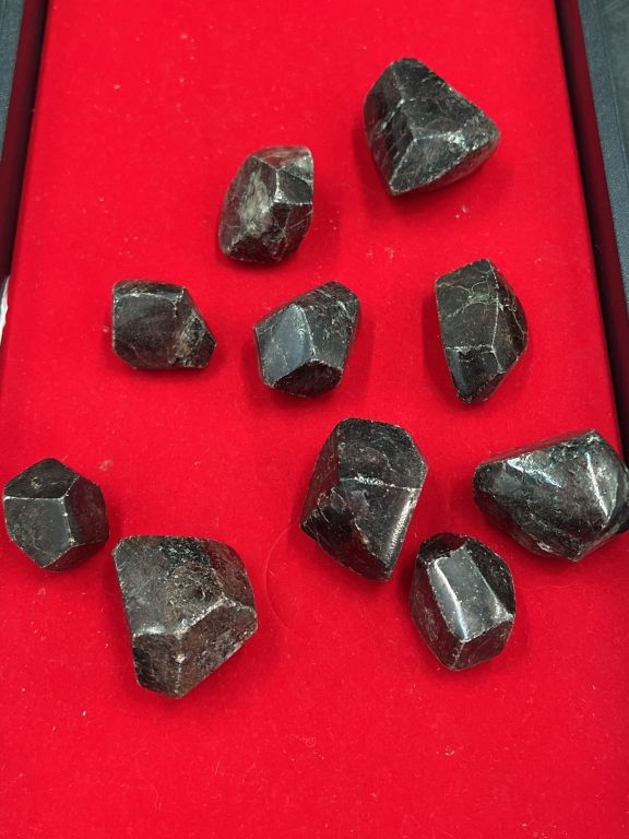 Lot 277: Garnets in the Rough