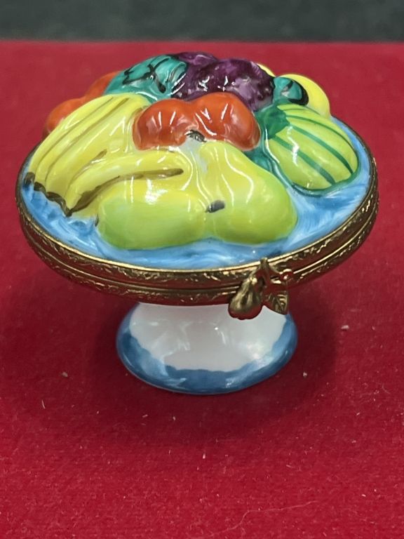 Lot 315: Limoge Trinket Box