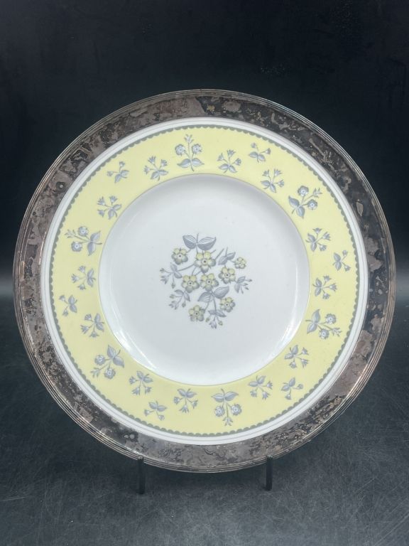 Lot 173: Wedgwood Pimpernel Yellow Bone China Plate