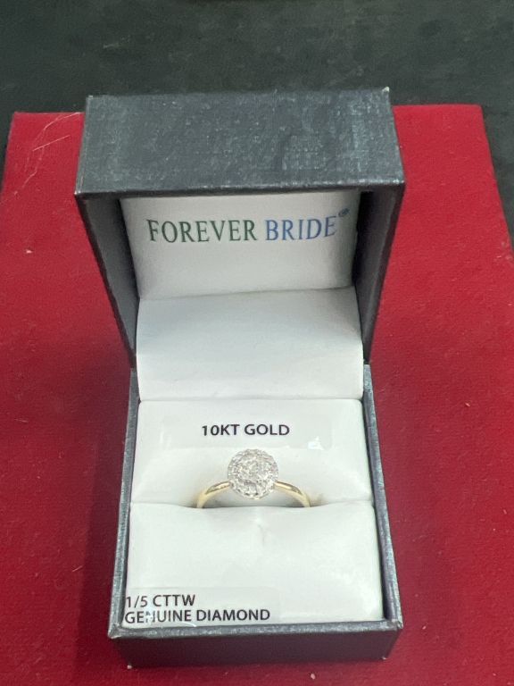 Lot 211: 10kt Gold Ring