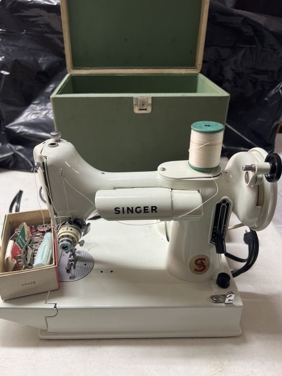 Lot 226: Vintage Singer 221 Featherweight Sewing Machine
