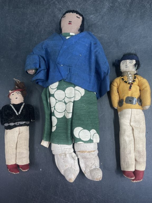 Lot 239: Antique Native American Dine (Navajo) Dolls