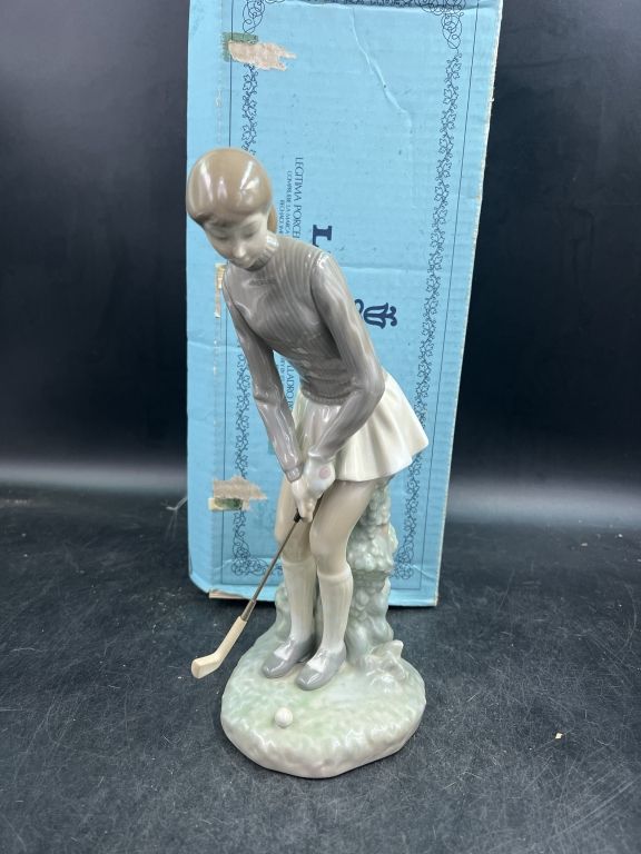 Lot 286: Lladro Lady Golfer