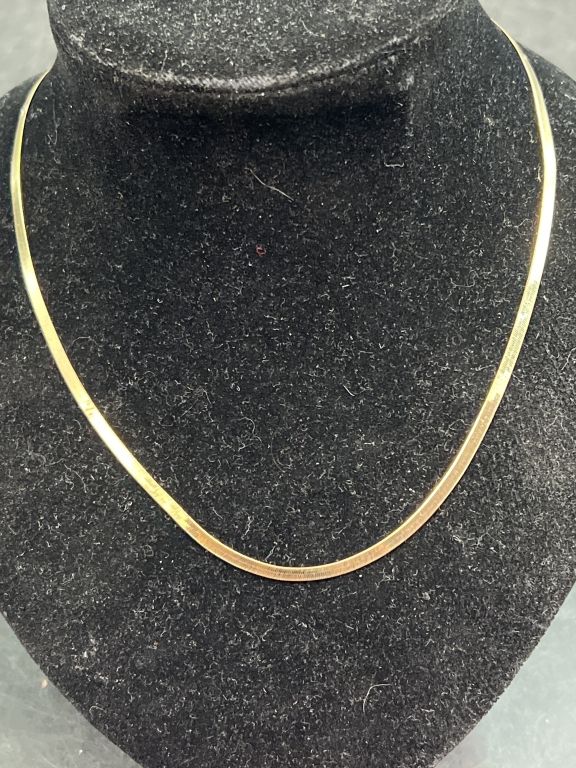 Lot 319: 10kt Gold Necklace Herringbone
