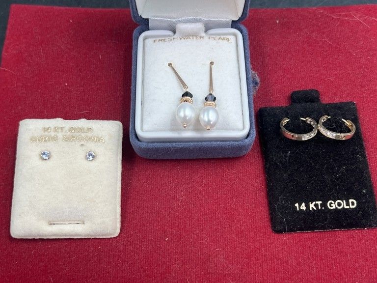 Lot 324: 10kt and 14kt Gold Earrings