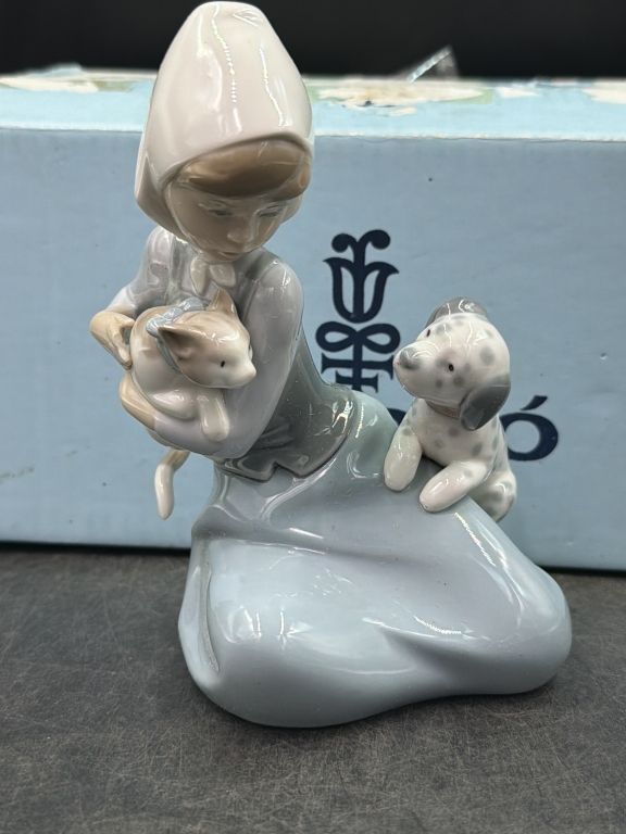 Lot 152: Lladro Figurine with Box "Little Friskies"