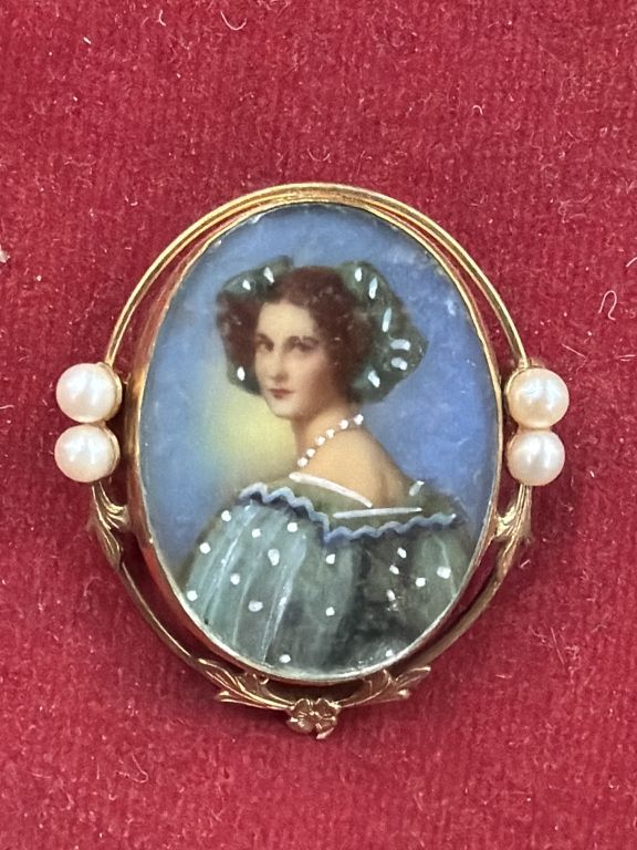 Lot 185: Vintage Hand Painted Portrait Brooch