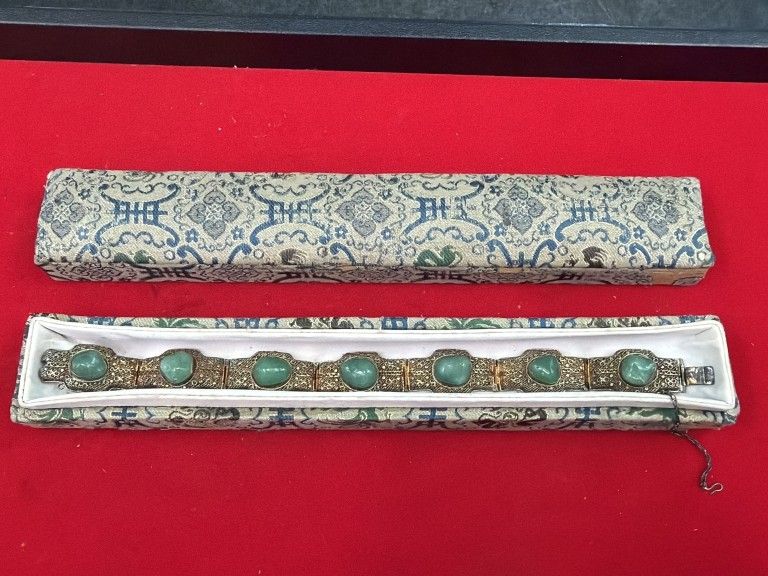 Lot 215: Vintage Jade and Gold Quilted Silver Bracelet
