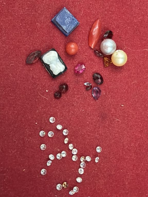 Lot 217: Gemstones