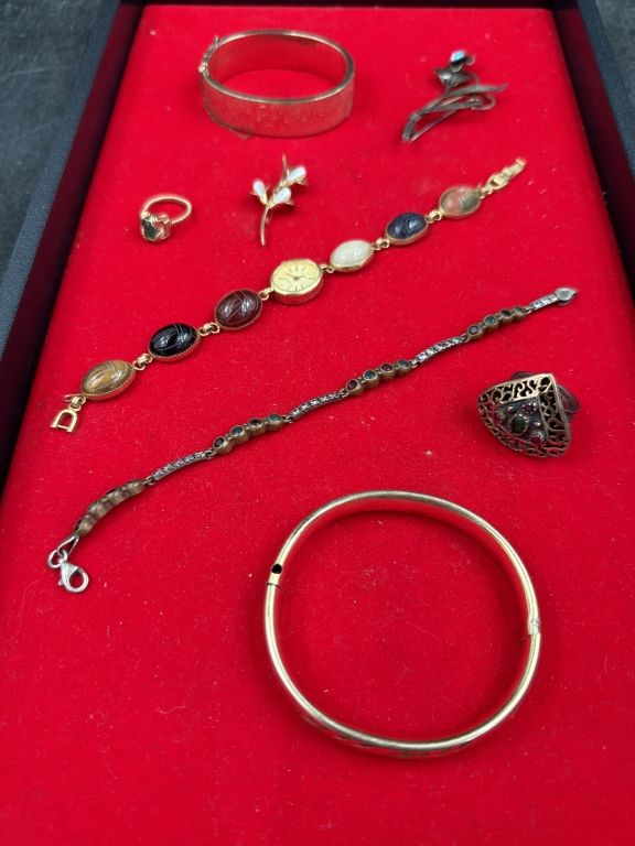 Lot 222: Vintage Jewelry