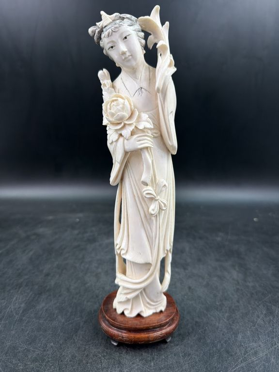 Lot 273: Antique Ivory Chinese Women Guanyin