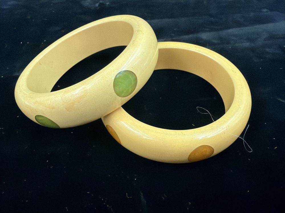 Lot 297: Vintage Bakelite Bangle Bracelets