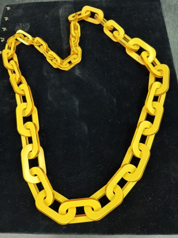 Lot 308: Vintage Bakelite or Lucite Necklace ?