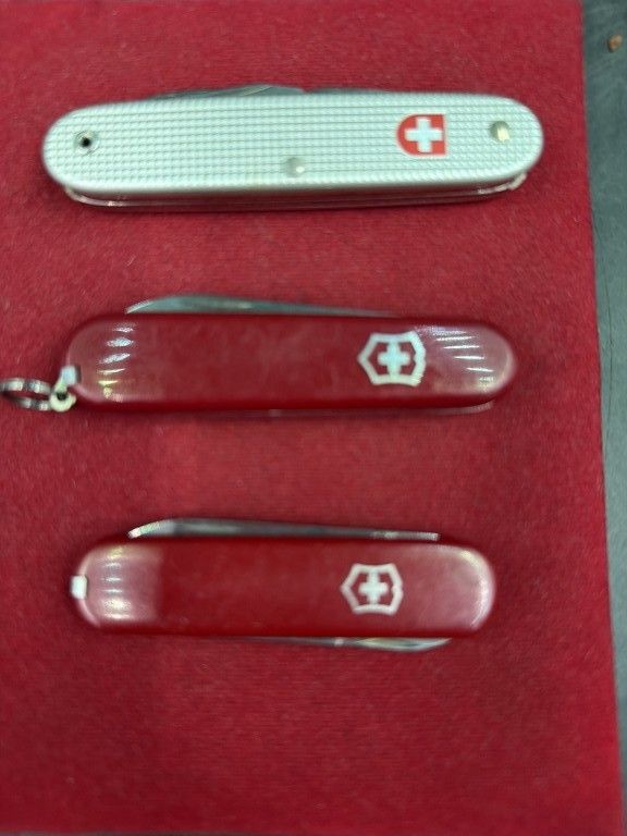 Lot 321: Vintage Swiss Army Knifes