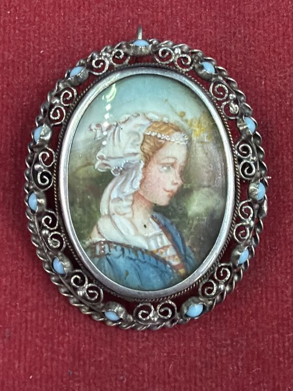 Lot 324: Vintage Brooch/Pendant w/Filigree Silver Setting