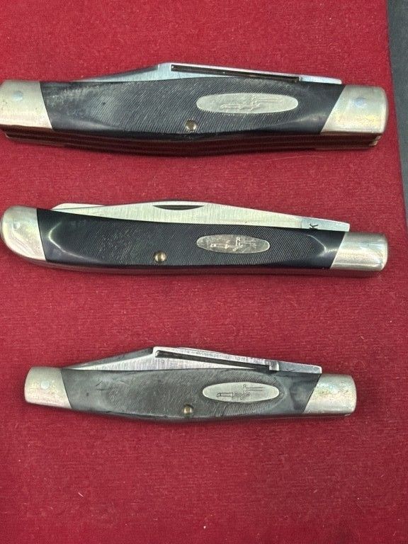 Lot 367: Vintage Buck Pocket Knives