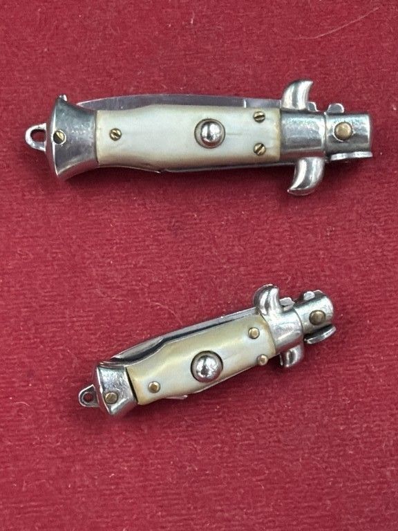 Lot 370: Vintage Italy Stiletto Automatic Switchblades