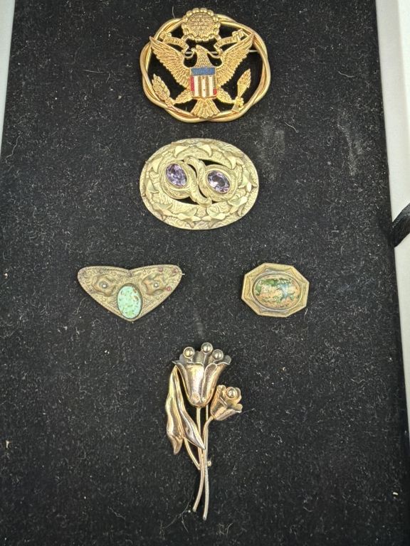 Lot 372: Vintage Brooches