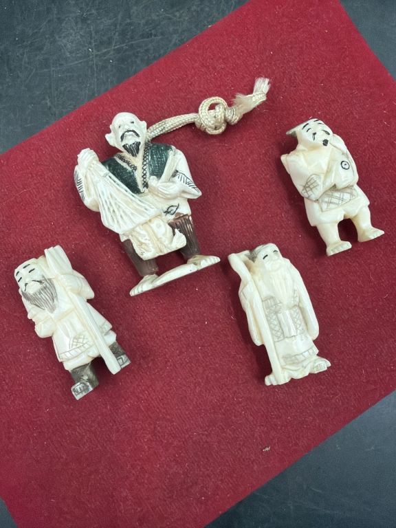 Lot 431: Vintage Japanese Figures