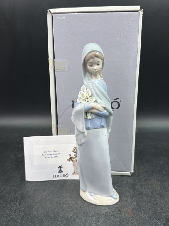 Lot 433: Lladro "Girl with Calla Lillies"