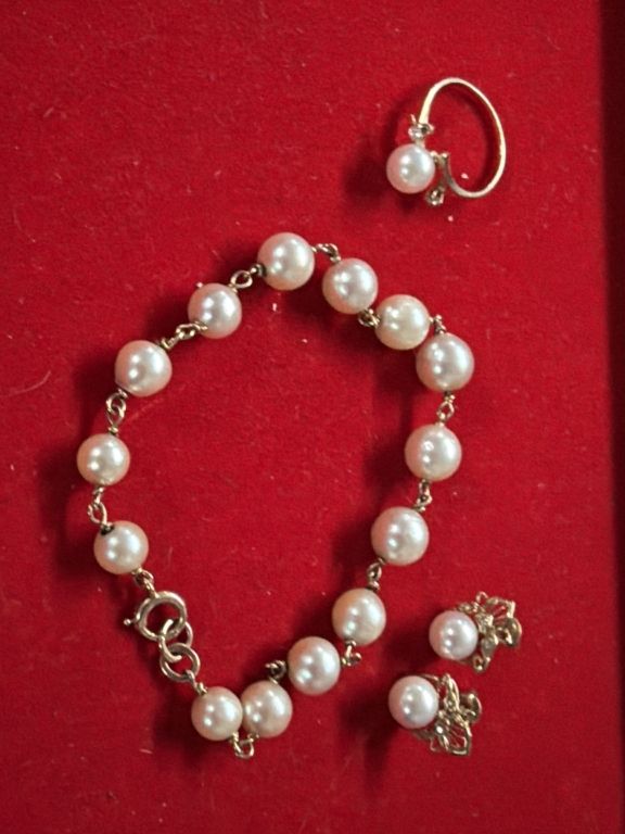 Lot 445: 14kt Gold Pearl Jewelry Set