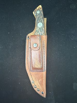 Vintage Remington Skinning Knife. Comes with sheath and stone. Measures 9” total. Nice knife to 