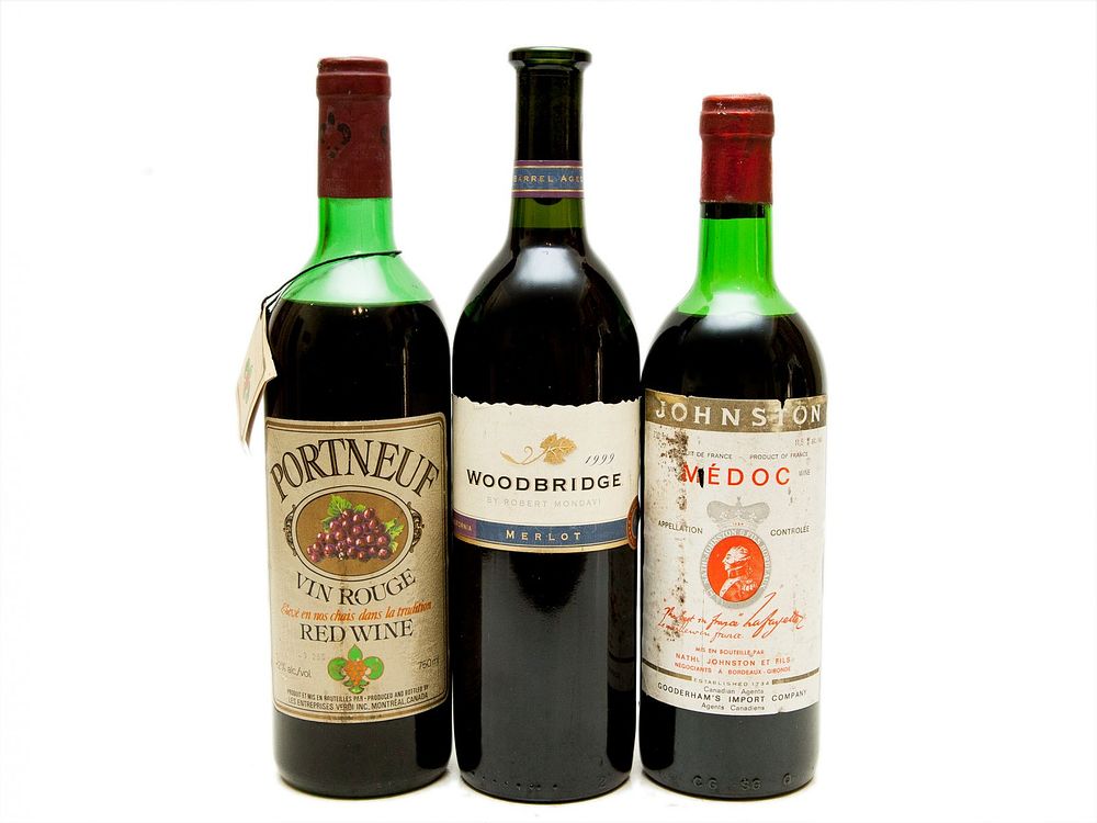 TR&Ecirc;S GARRAFAS DE VINHOS DE V&Aacute;RIOS PA&Iacute;SES. Uma ( 1 ) garrafa de vinho tinto 