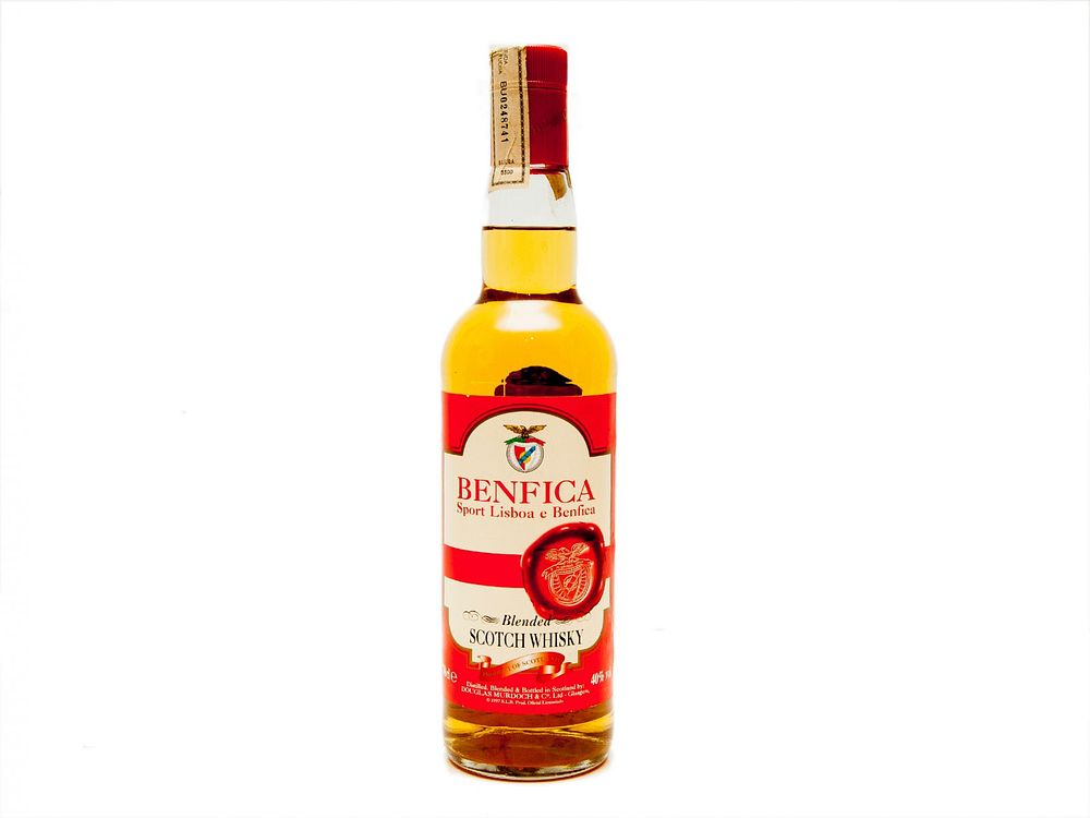 GARRAFA DE SCOTCH WHISKY. Uma ( 1 ) garrafa de scotch whisky “BENFICA – BLENDED SCOTCH WHISKY” 