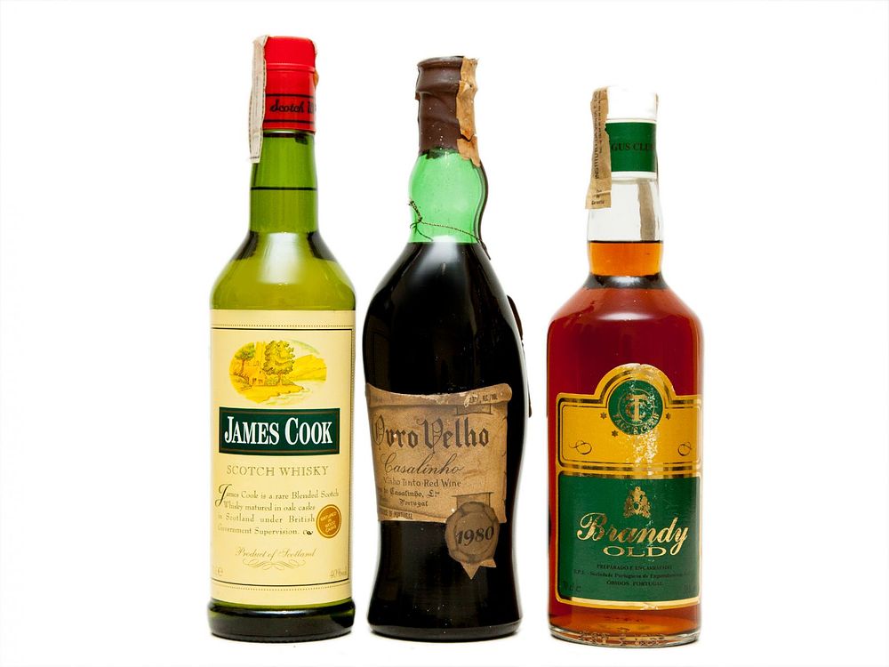 TR&Ecirc;S GARRAFAS DE SCOTCH WHISKY, BRANDY E DE VINHO TINTO DE MESA. Uma ( 1 ) garrafa de 