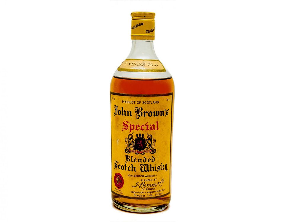 GARRAFA DE SCOTCH WHISKY. Uma ( 1 ) garrafa de scotch whisky “JOHN BROWN&acute;S – SPECIAL BLENDED 
