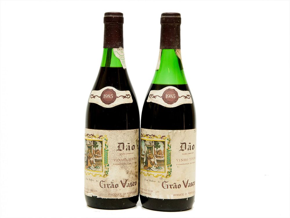 DUAS GARRAFAS DE VINHO TINTO DE MESA DO D&Atilde;O. Duas ( 2 ) garrafas de vinho tinto de mesa 
