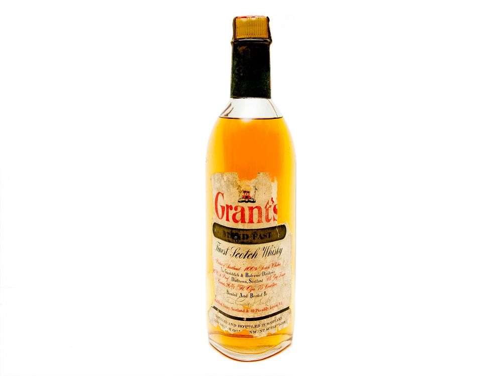 GARRAFA DE SCOTCH WHISKY. Uma ( 1 ) garrafa de scotch whisky “GRANT´S - STAND FAST - FINEST 